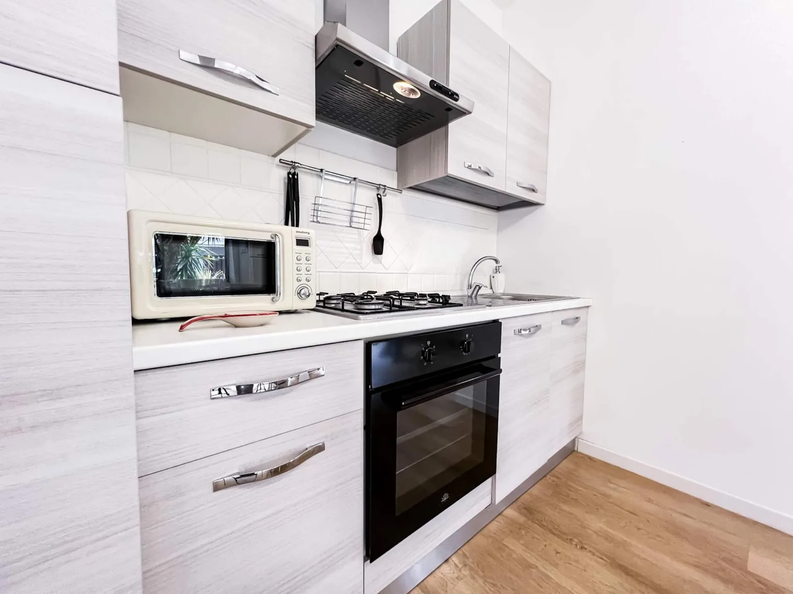 Il piano cottura a gas, il forno e il microonde nella cucina separata