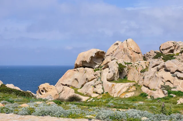 Grandi massi di granito scavati dal vento a Capo Testa, con il mare aperto sullo sfondo