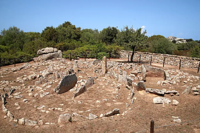 I circoli funerari di pietra della necropoli di Li Muri con i lastroni infissi sul pianoro assolato