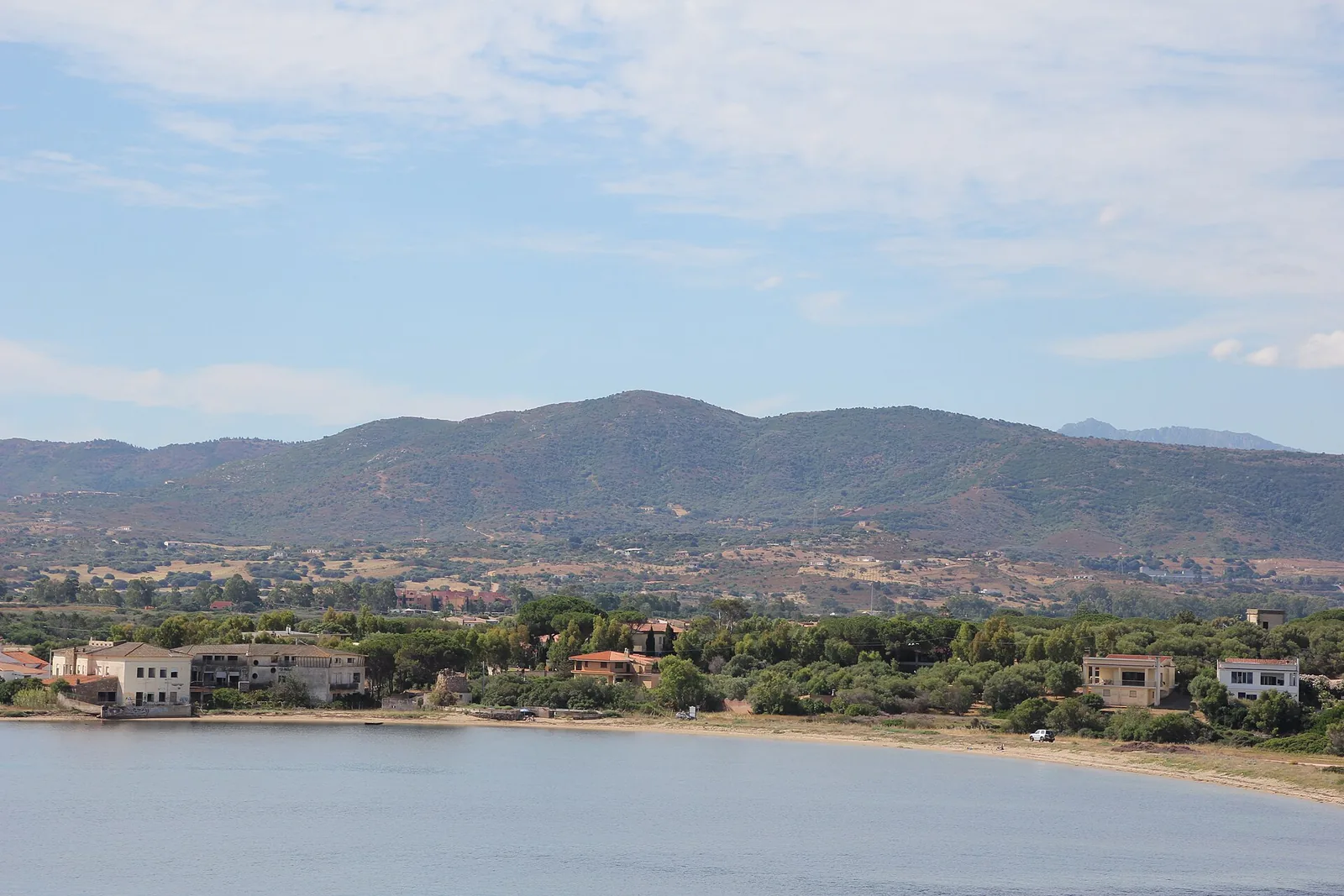 La costa del Lido del Sole vista dal mare, spiaggia, ville tra i pini e colline