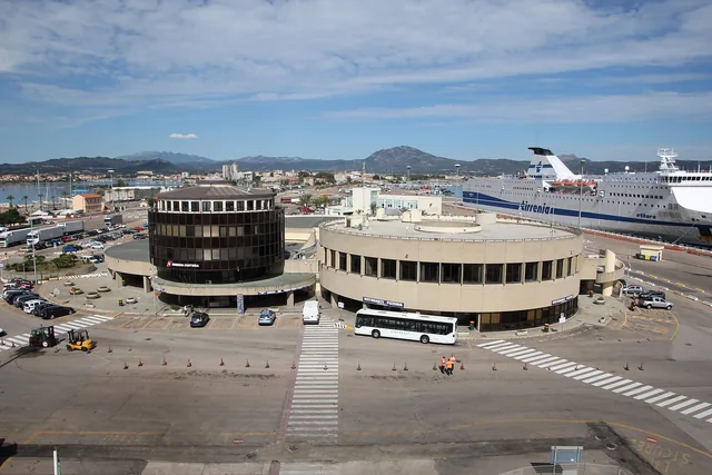 Il porto di Olbia dall'alto con un traghetto Tirrenia ormeggiato e i monti della Gallura